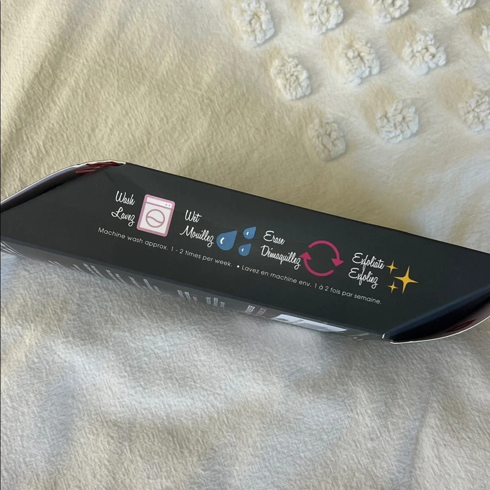 NWT Chic Black Makeup Eraser - Picture 4 of 7